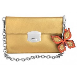 Bolsa Envelope Dourada com Alça Prata e Pingente de Couro